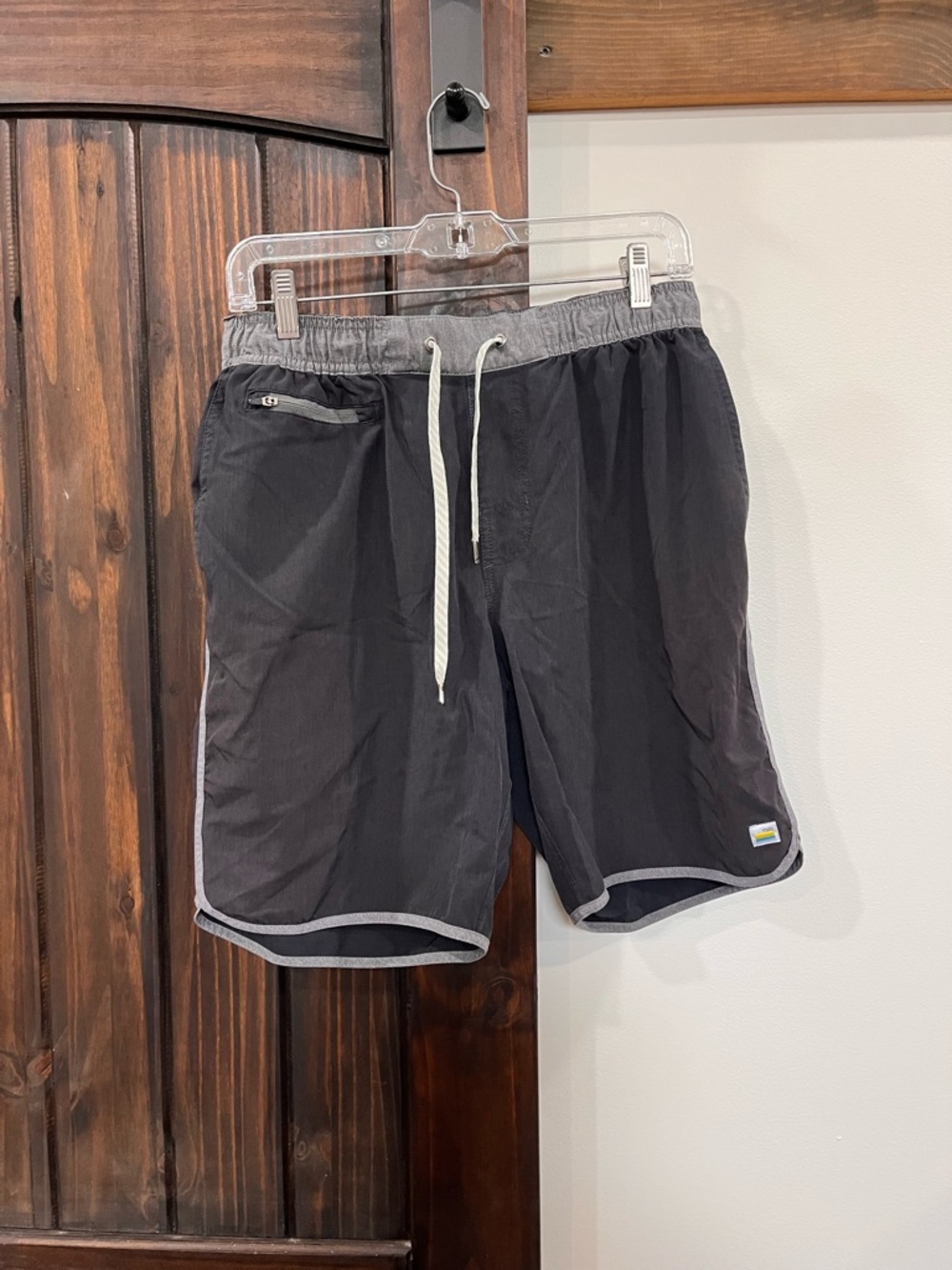 Men’s Vuori shorts medium great shape